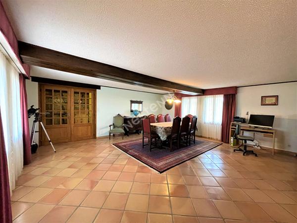 Ensemble bressan au calme située entre CHALON-SUR-SAONE et LONS-LE-SAUNIER proche LOUHANS et ses 157 arcades à 25 minutes de l'autoroute A39 et 40 minutes de l'A6