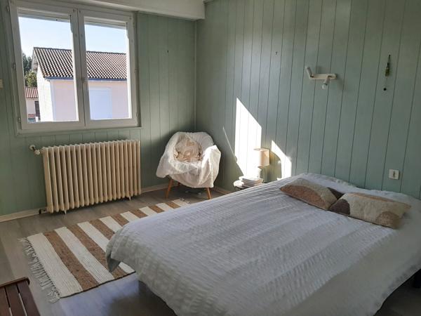 Maison
                                                                                                                                                                                                                                                                                                                        7 pièce(s)                                                                                                                                                                                                          5 chambre(s)                                                                                                                                                                                                          135  m²