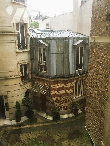 CHAMPS DE MARS  -  Dans un immeuble de prestige, maison en copropriété de 3 pièces