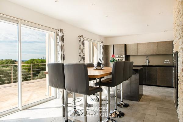 Propriété de prestige avec grand jardin arboré, vue et piscine