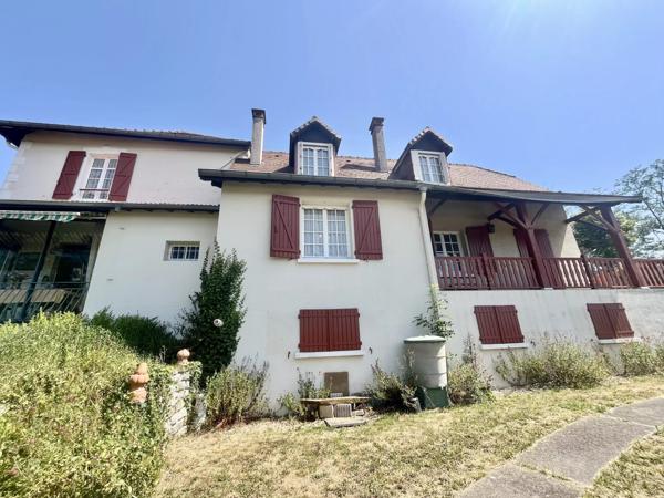 Maison nichée sur les hauteurs de Salies-de-Béarn avec une vue sur les Pyrénées