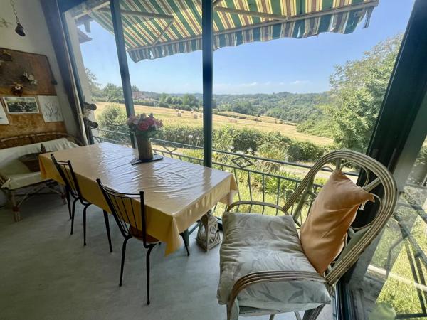 Maison nichée sur les hauteurs de Salies-de-Béarn avec une vue sur les Pyrénées