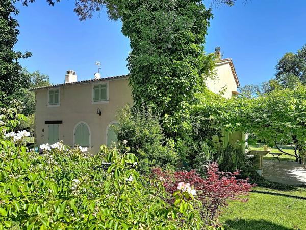 Propriété d'exception avec moulin du 19ème siècle, villa indépendante, 2 piscines sur 1,6 hectare