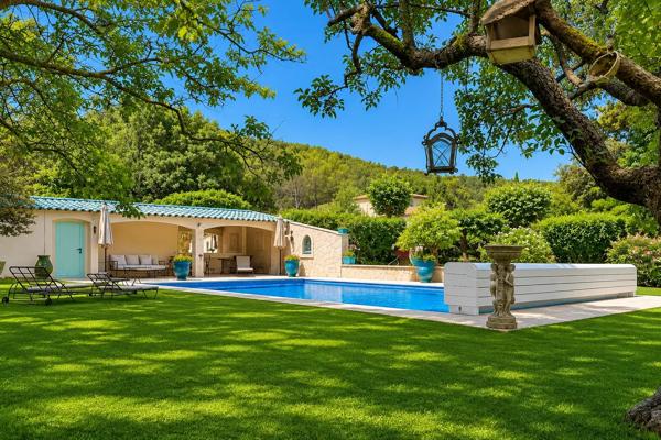 Propriété d'exception avec moulin du 19ème siècle, villa indépendante, 2 piscines sur 1,6 hectare