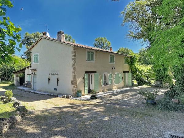 Propriété d'exception avec moulin du 19ème siècle, villa indépendante, 2 piscines sur 1,6 hectare