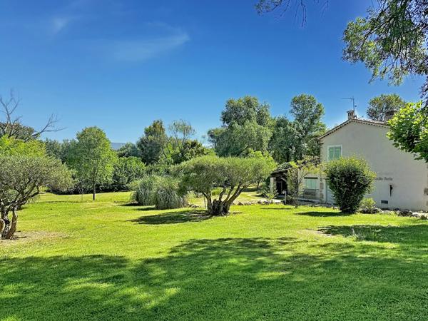 Propriété d'exception avec moulin du 19ème siècle, villa indépendante, 2 piscines sur 1,6 hectare