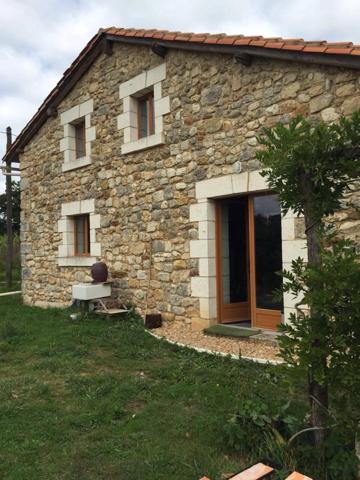 Maison en pierres avec grange attenante