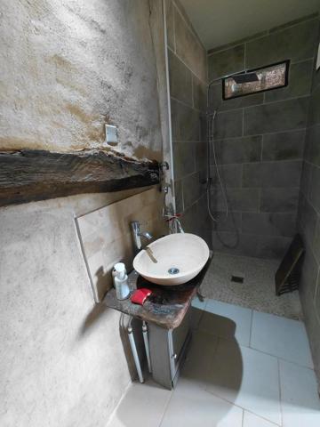 Maison en pierres avec grange attenante