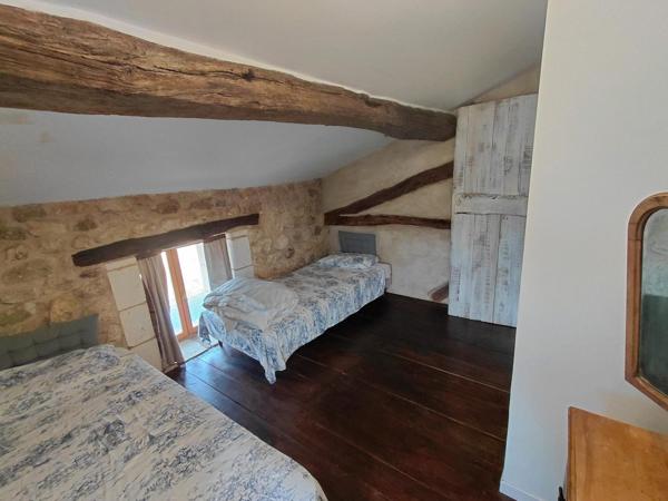 Maison en pierres avec grange attenante