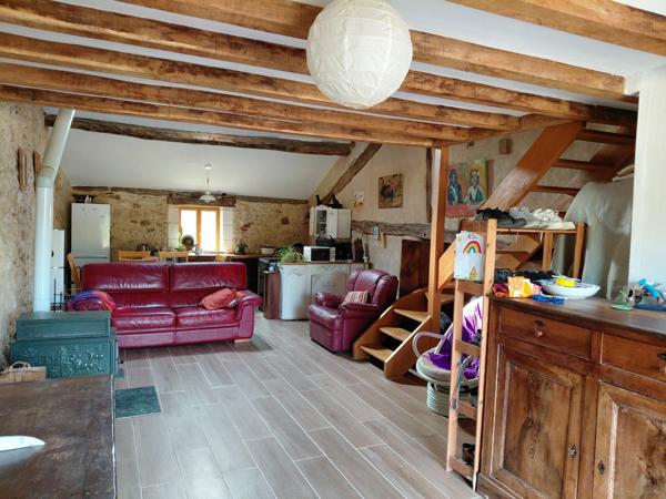 Maison en pierres avec grange attenante