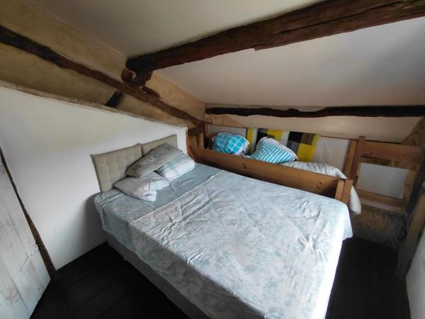 Maison en pierres avec grange attenante