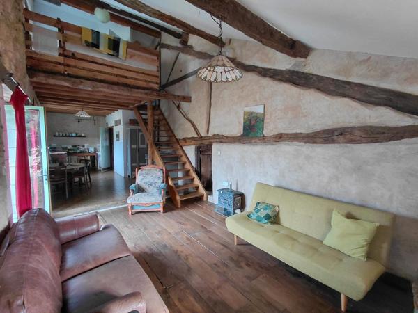 Maison en pierres avec grange attenante