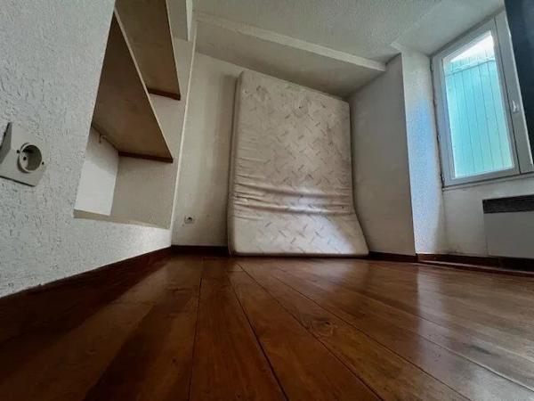 Vente                                                      Appartement
                        
                     1 pièces                      20 m2                     à Lodève
