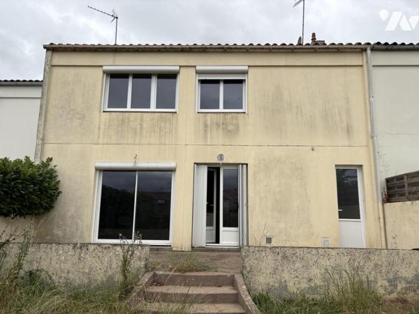 MAISON D'HABITATION EN BON ÉTAT située proche Commerces? Ecoles, Lycées, et centres médicaux