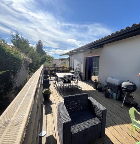 Maison de plain pied avec terrasse.