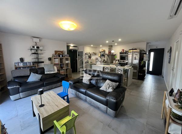 Maison de plain pied avec terrasse.