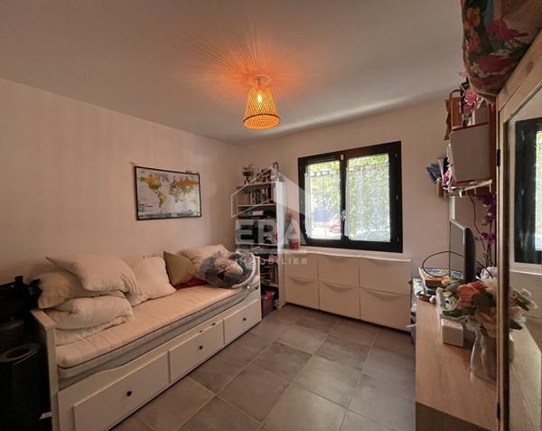 Maison de plain pied avec terrasse.