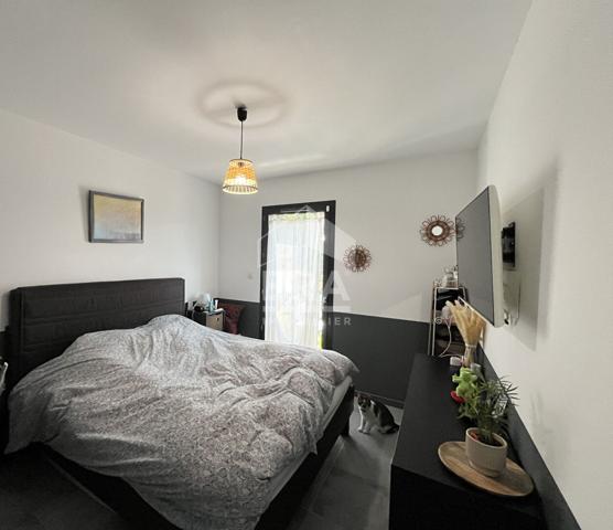 Maison de plain pied avec terrasse.