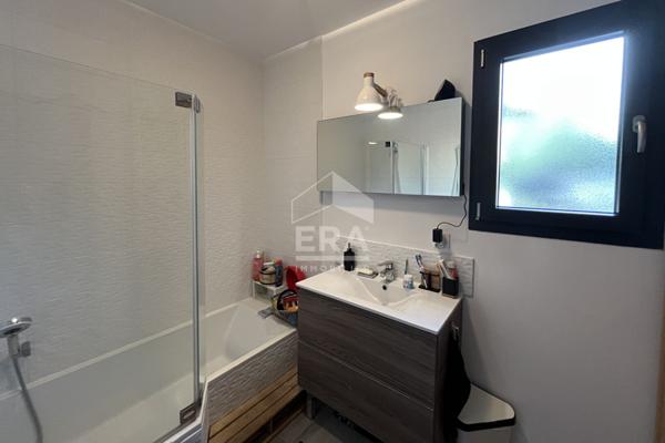 Maison de plain pied avec terrasse.