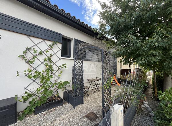 Maison de plain pied avec terrasse.