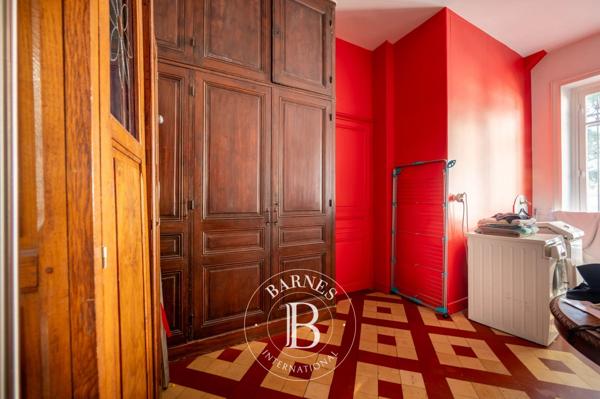 Courbevoie, Hôtel particulier 7 Chambres -  286 m² à vendre