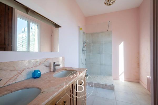 Courbevoie, Hôtel particulier 7 Chambres -  286 m² à vendre