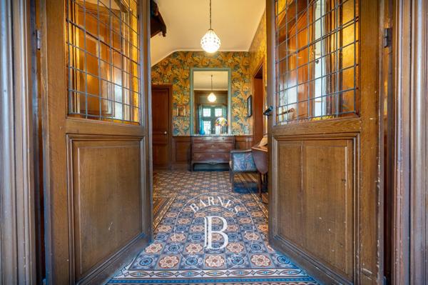 Courbevoie, Hôtel particulier 7 Chambres -  286 m² à vendre