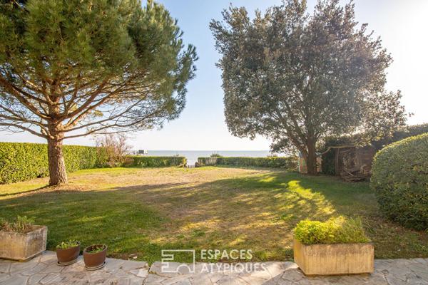 Vue et accès mer pour cette propriété familiale aux volumes généreux