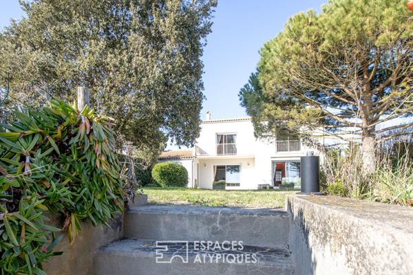 Vue et accès mer pour cette propriété familiale aux volumes généreux