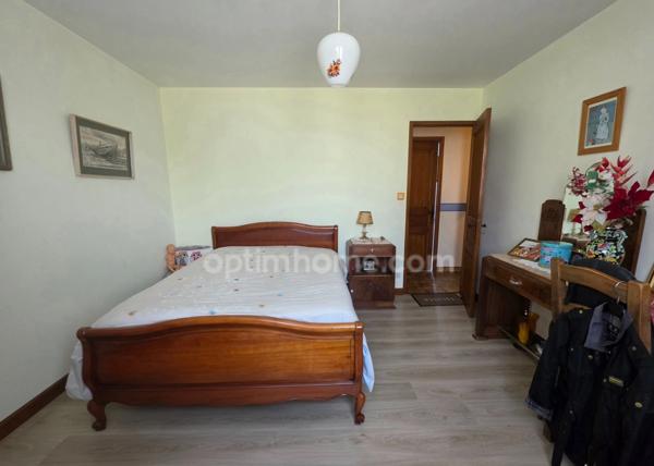 Maison familiale 5 pièces de 147,23 m² sur 1 970 m² avec piscine à SALLES (33)