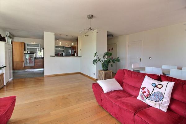 Dernier étage appartement T4, terrasse de 40 m², pièce de vie ensoleillée de 48m² climatisée, un garage