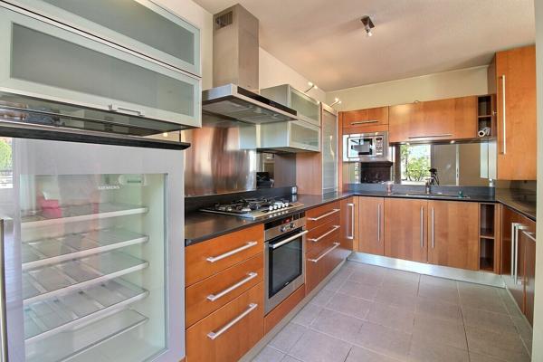 Dernier étage appartement T4, terrasse de 40 m², pièce de vie ensoleillée de 48m² climatisée, un garage