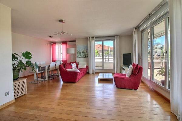 Dernier étage appartement T4, terrasse de 40 m², pièce de vie ensoleillée de 48m² climatisée, un garage