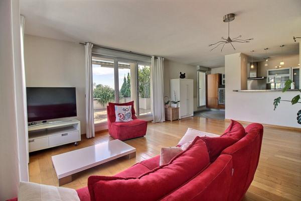 Dernier étage appartement T4, terrasse de 40 m², pièce de vie ensoleillée de 48m² climatisée, un garage