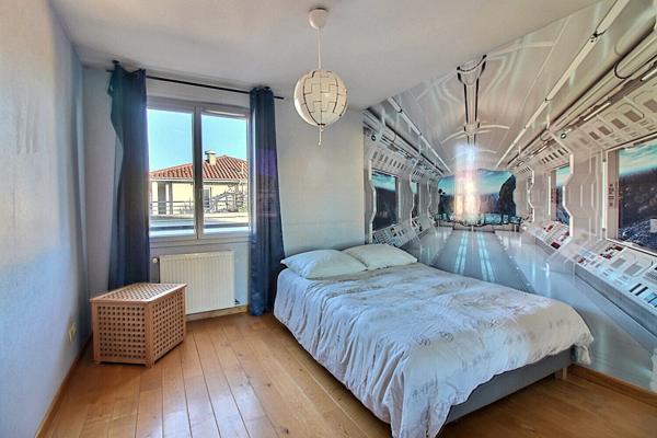 Dernier étage appartement T4, terrasse de 40 m², pièce de vie ensoleillée de 48m² climatisée, un garage