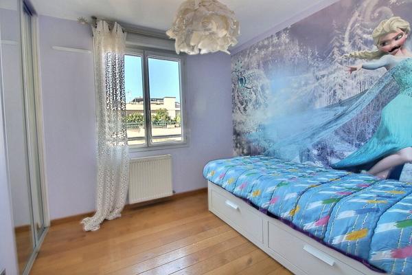 Dernier étage appartement T4, terrasse de 40 m², pièce de vie ensoleillée de 48m² climatisée, un garage