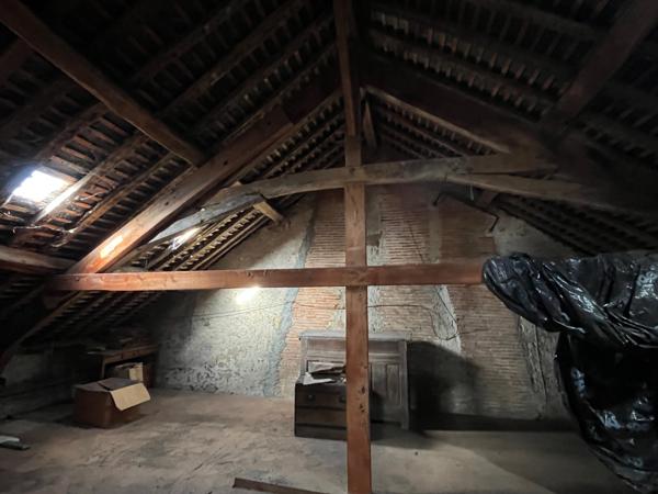 Saint-Étienne-de-Montluc (44360) Hyper-centre Saint-Étienne-de-MontlucMaison de 158 m2 et 205 m2 de dépendance en zone Ua