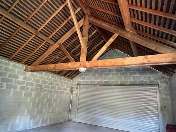 Saint-Étienne-de-Montluc (44360) Hyper-centre Saint-Étienne-de-MontlucMaison de 158 m2 et 205 m2 de dépendance en zone Ua