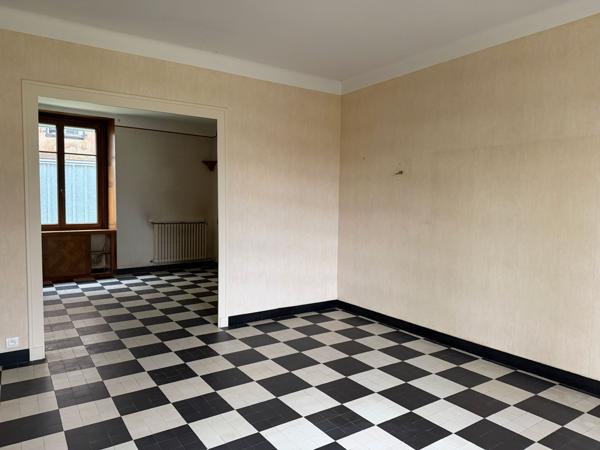 Saint-Étienne-de-Montluc (44360) Hyper-centre Saint-Étienne-de-MontlucMaison de 158 m2 et 205 m2 de dépendance en zone Ua