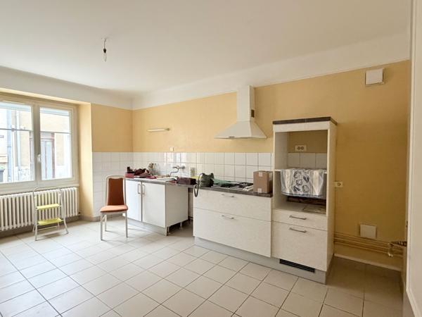 Saint-Étienne-de-Montluc (44360) Hyper-centre Saint-Étienne-de-MontlucMaison de 158 m2 et 205 m2 de dépendance en zone Ua