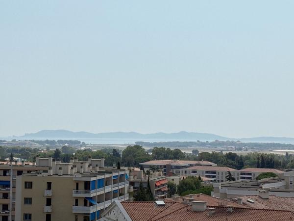 HYERES Centre-Ville - T4 de 75 M2 - Rénové - Balcon avec vue mer - Cave