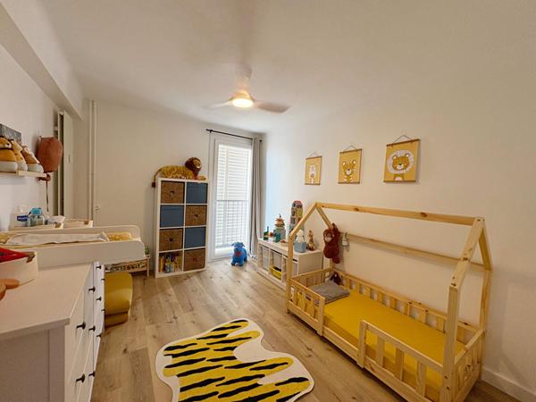 HYERES Centre-Ville - T4 de 75 M2 - Rénové - Balcon avec vue mer - Cave