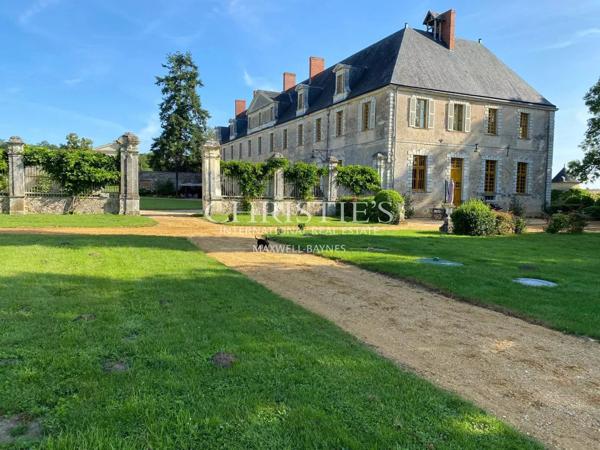 Château-abbaye historique du XVIIIe siècle avec domaine équestre, situé dans une campagne préservée.