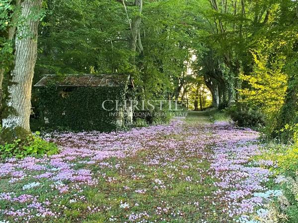 Château-abbaye historique du XVIIIe siècle avec domaine équestre, situé dans une campagne préservée.