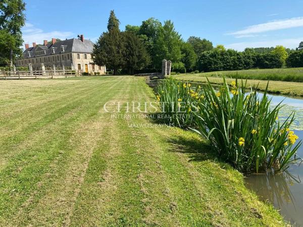 Château-abbaye historique du XVIIIe siècle avec domaine équestre, situé dans une campagne préservée.