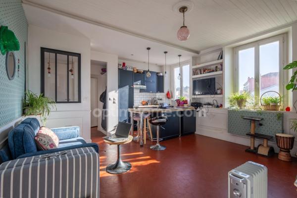 83700 - SAINT-RAPHAËL - 2 PIÈCES - DERNIER ÉTAGE - PLEIN CENTRE - CACHET