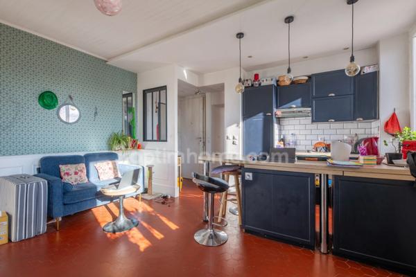 83700 - SAINT-RAPHAËL - 2 PIÈCES - DERNIER ÉTAGE - PLEIN CENTRE - CACHET