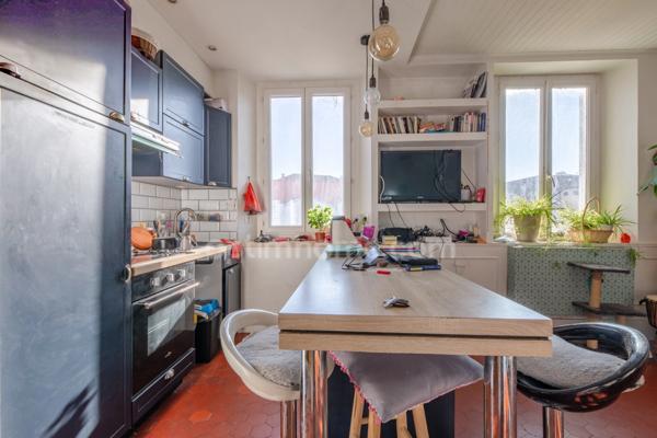 83700 - SAINT-RAPHAËL - 2 PIÈCES - DERNIER ÉTAGE - PLEIN CENTRE - CACHET