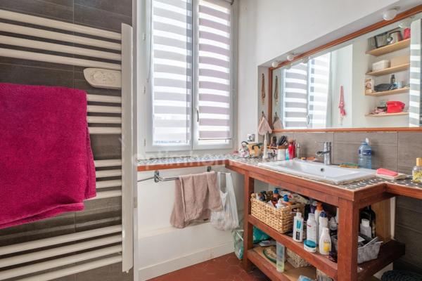 83700 - SAINT-RAPHAËL - 2 PIÈCES - DERNIER ÉTAGE - PLEIN CENTRE - CACHET