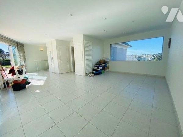 A VENDRE  à Perros-Guirec (22700) en Côtes-d'Armor (22), pavillon entièrement rénové en 2010, d...